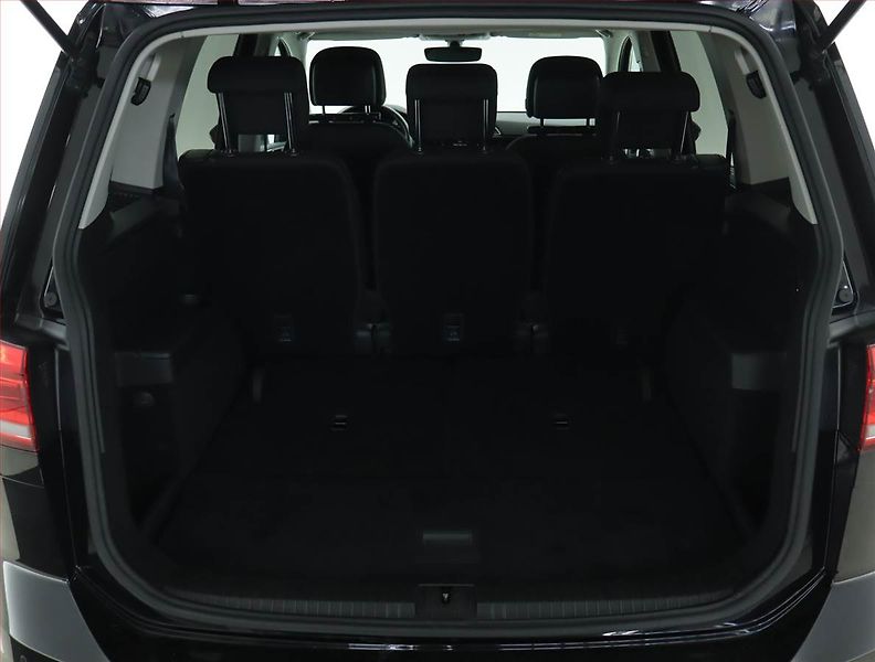 Volkswagen Touran (2021) Highline 2.0 TDI - fotka 14 z 21