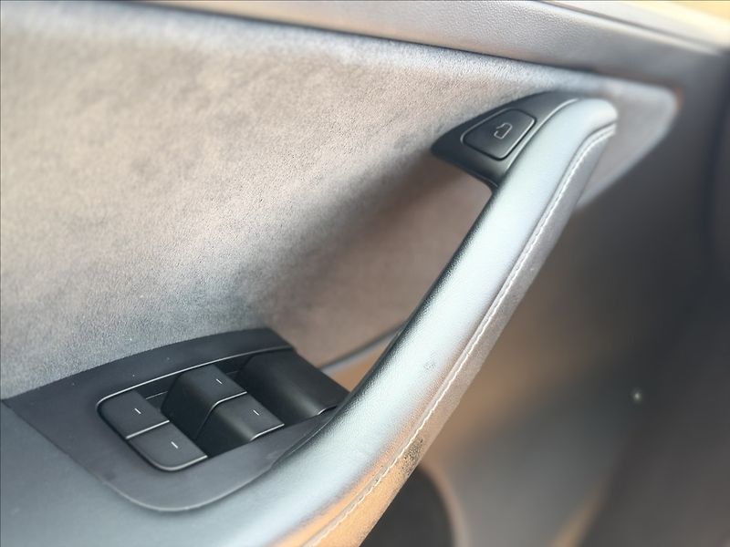 Tesla Model Y 0,0 220kW NOVÉ V ČR DPH 38tKm - fotka 15 z 34