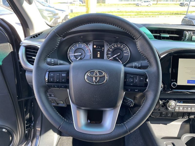 Toyota Hilux 2.8D Executive - fotka 14 z 30