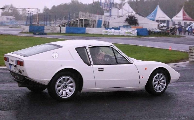 Kupé v plné jízdě na autodromu v Sosnové