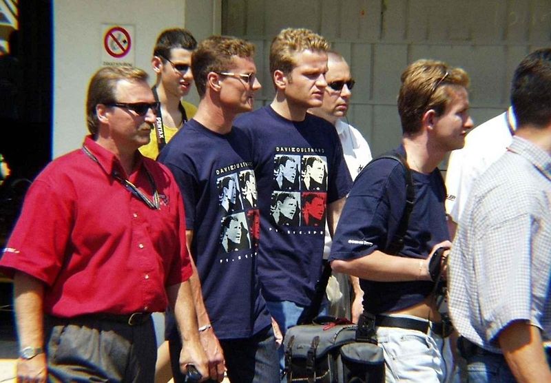 David Coulthard se v červnu roku 1999 stal čestným patronem Autodromu Most. Na snímku je rpři setkání s fanoušky.