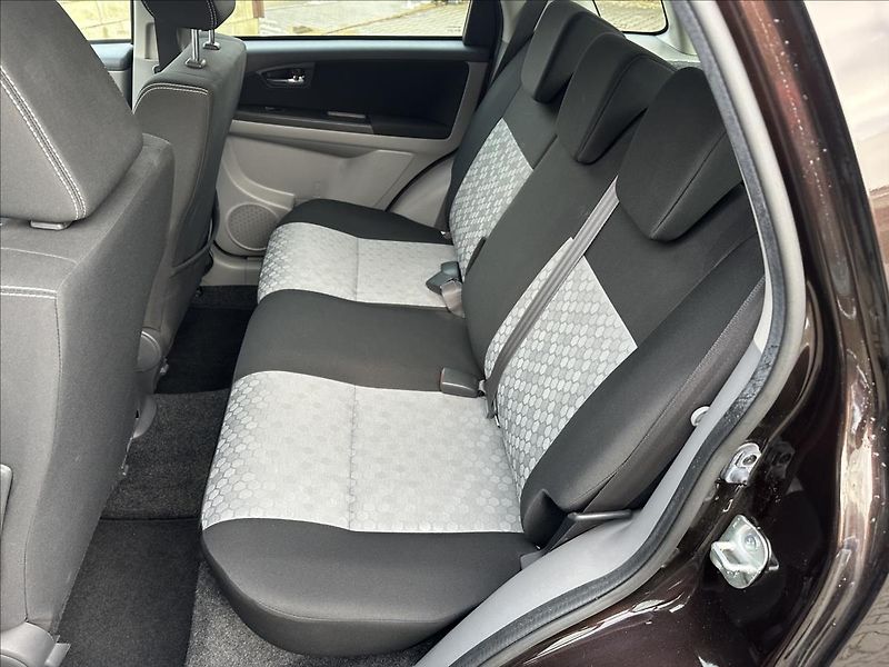 Suzuki SX4 1,6 1.majitel ! - fotka 13 z 21
