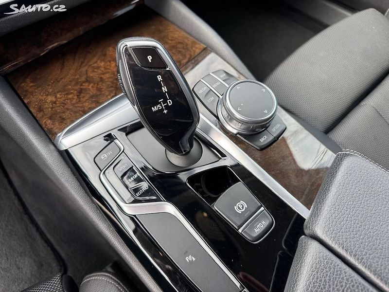 BMW Řada 5 (2017) 520d xdrive Sportline kombi - fotka 17 z 50