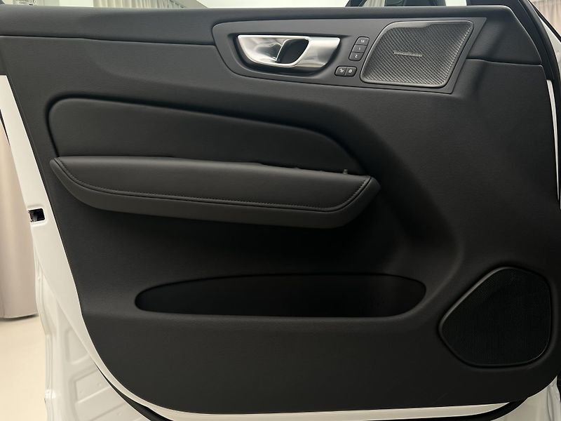 Volvo XC60 B5 AWD PLUS DARK AUT 1.maj. - fotka 7 z 43