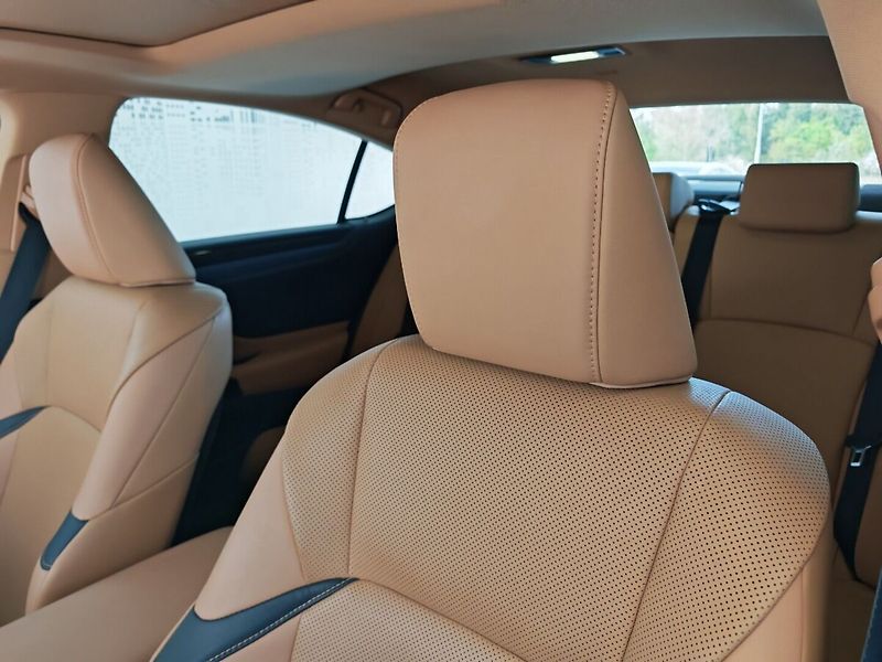 Lexus ES 300h Limited Edition - fotka 12 z 37