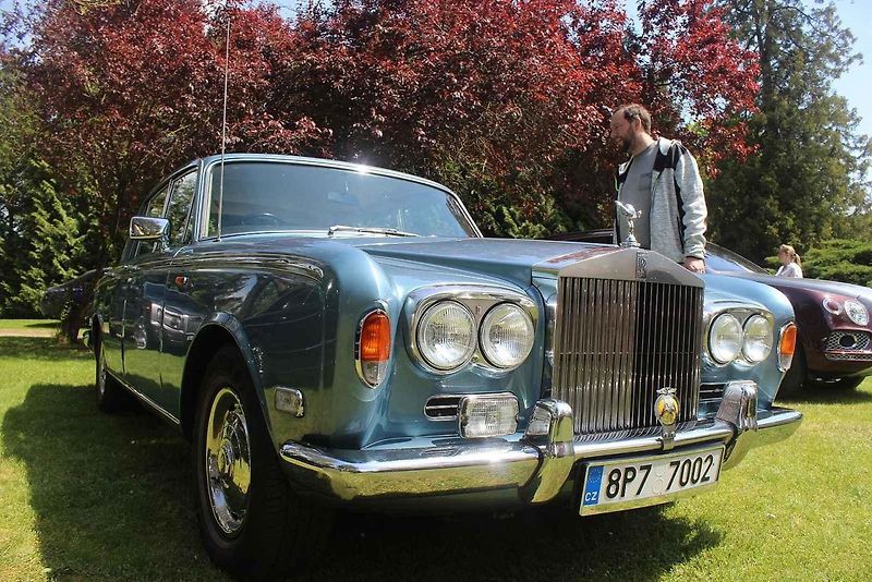 Luxusní vozy se v sobotu 4. května sjely na zámek do Lnář. Převládala auta značky Rolls-Royce.