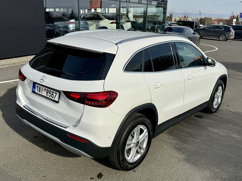 Mercedes-Benz GLA (2025) 220 4MATIC - fotka 40 z 40