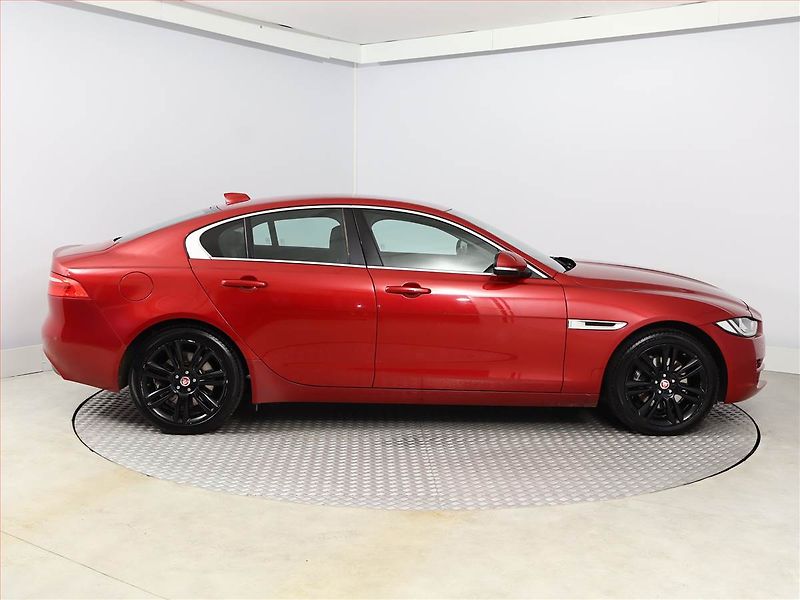 Jaguar XE (2016) 20d AWD, 4X4, Automat - fotka 6 z 16