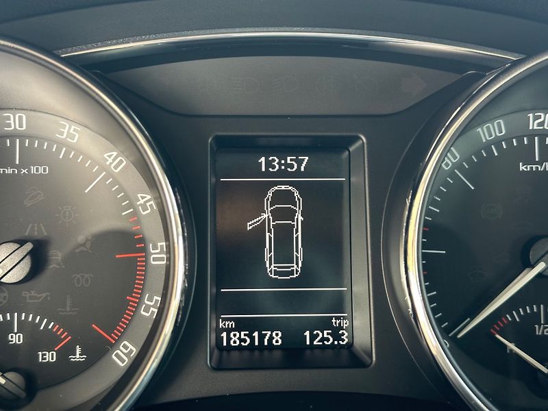 Škoda Superb (2012) 2.0TDi NAVI, SAMO.PARKOVANÍ - fotka 7 z 17