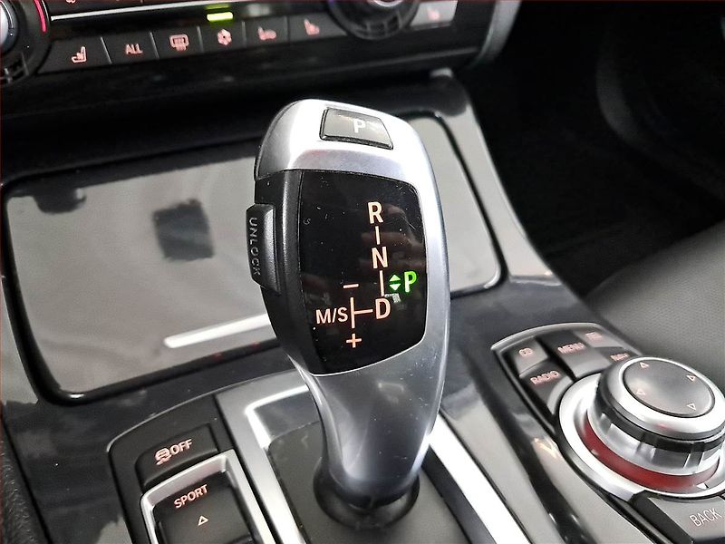 BMW Řada 5 (2011) M Paket 530d xDrive, 4X4 - fotka 16 z 24