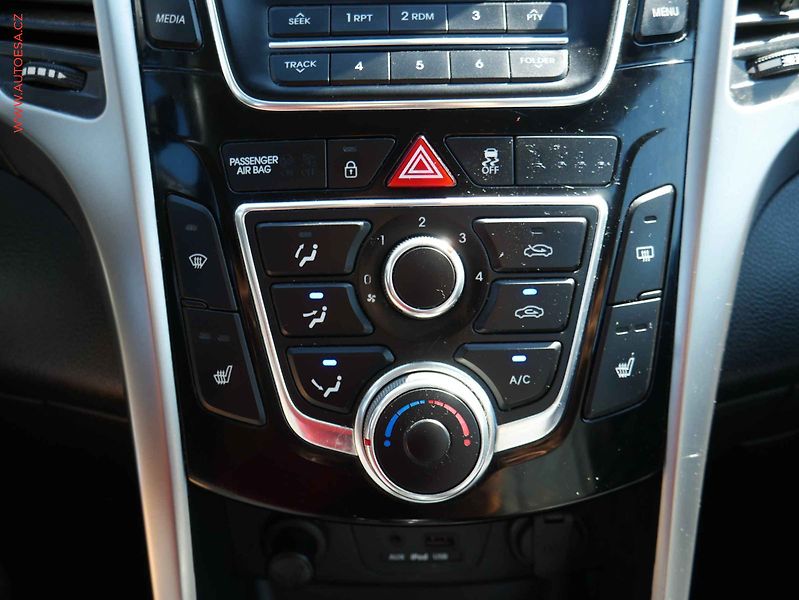 Hyundai i30 (2012) 1.6CVVT, 1.maj,ČR, AC, TZ - fotka 17 z 18