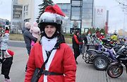 Další z jezdců v kostýmu Santy Clause.