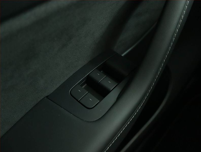 Tesla Model Y (2022) Long Range AWD 79kWh, SoH 92% - fotka 16 z 21