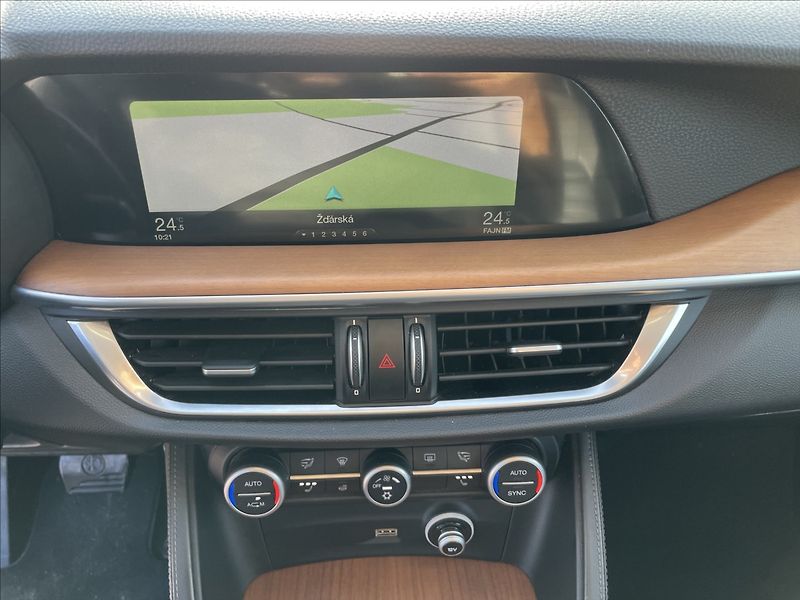 Alfa Romeo Stelvio 2,0 Turbo 280k Q4 AT8 4x4 Tažn - fotka 18 z 30