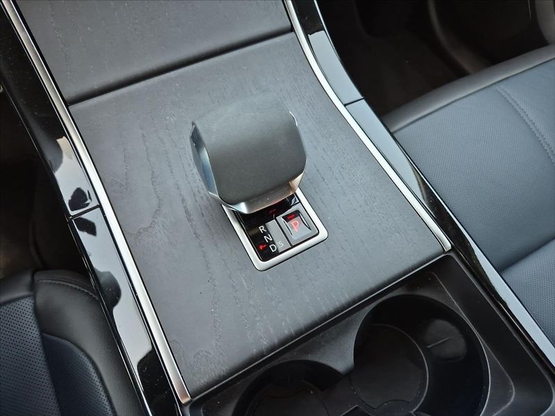Land Rover Range Rover Velar 2,0 D200 AWD SE - fotka 15 z 19