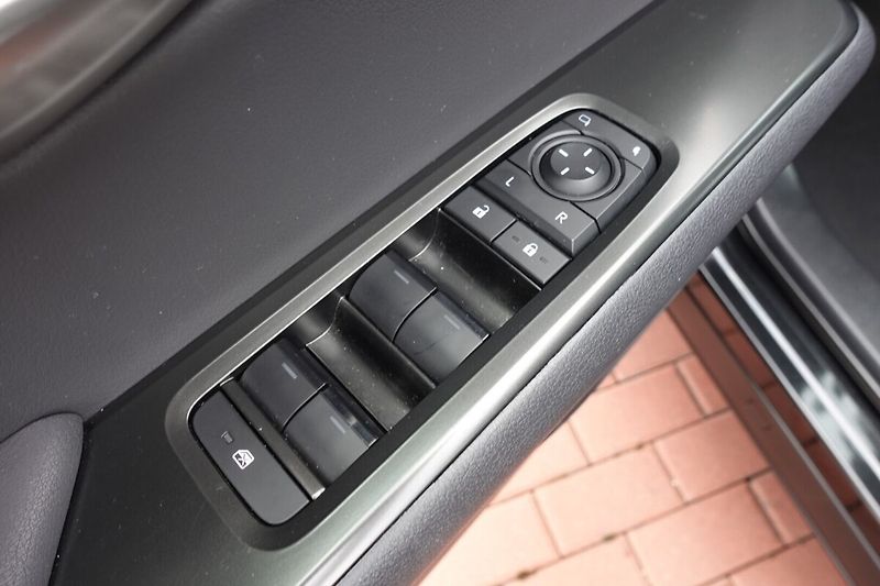 Lexus UX 300h UX300h 2,0 HEV Business Tech - fotka 11 z 34