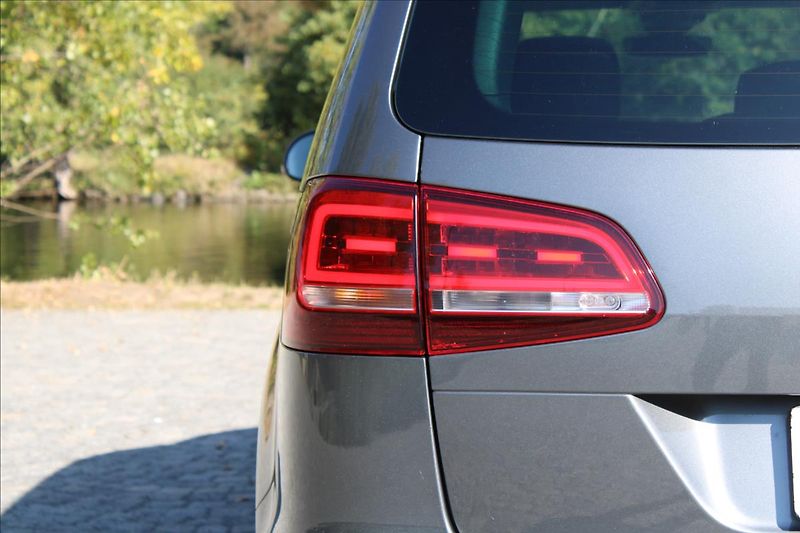 Volkswagen Sharan 2.0 TDI / DSG / TOP-VÝBAVA - fotka 46 z 48
