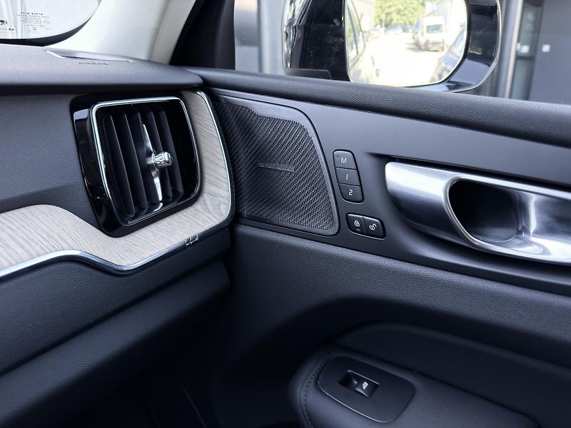 Volvo XC60 B5 AWD // PLUS DARK + sada kol - fotka 20 z 44