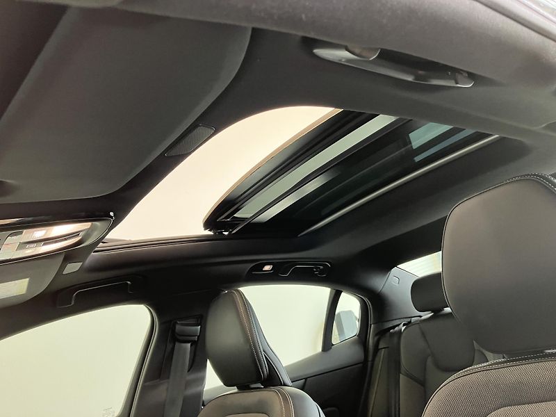 Volvo S60 B5 AWD Ultimate Dark-REZERVACE - fotka 39 z 42