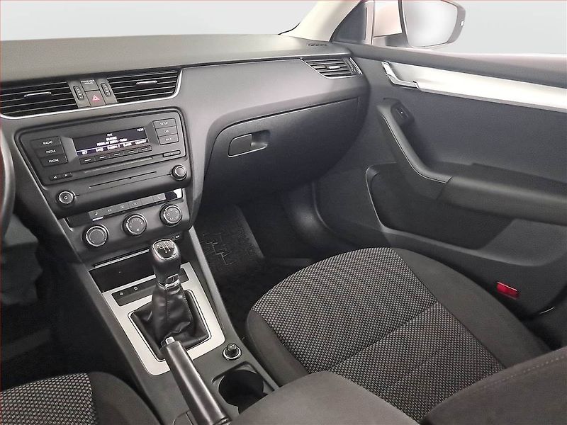 Škoda Octavia (2014) 1.6 TDI, Tempomat - fotka 8 z 19