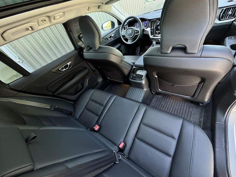 Volvo V60 T6 AWD Ultra Dark // REZERVACE - fotka 23 z 36