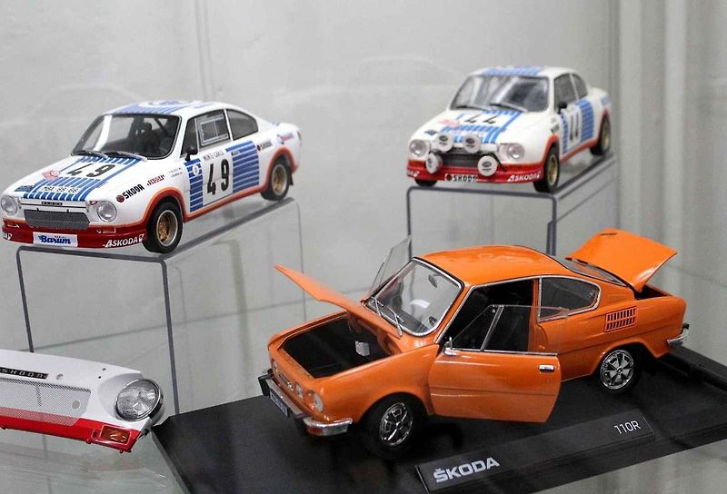 Modely vozů Škoda s pamětními mincemi.