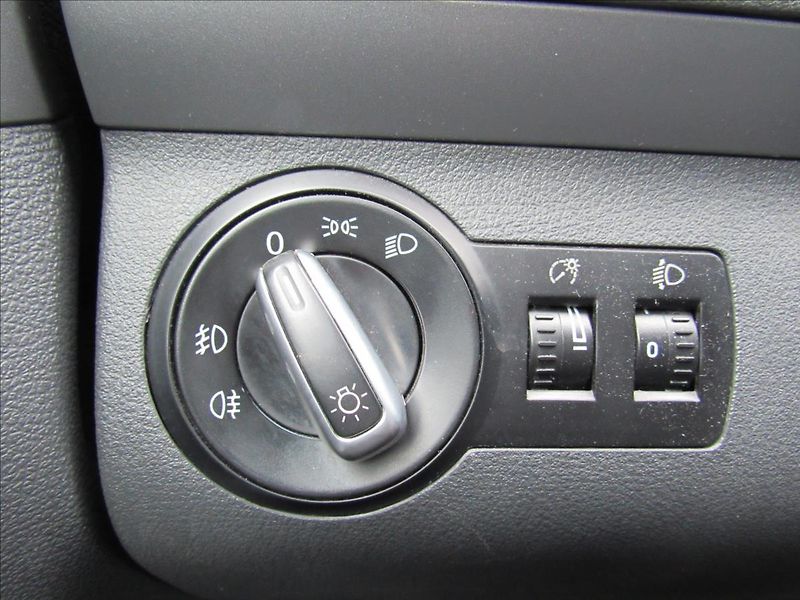 Volkswagen Touran 1,6 MPi 75kW - fotka 20 z 25