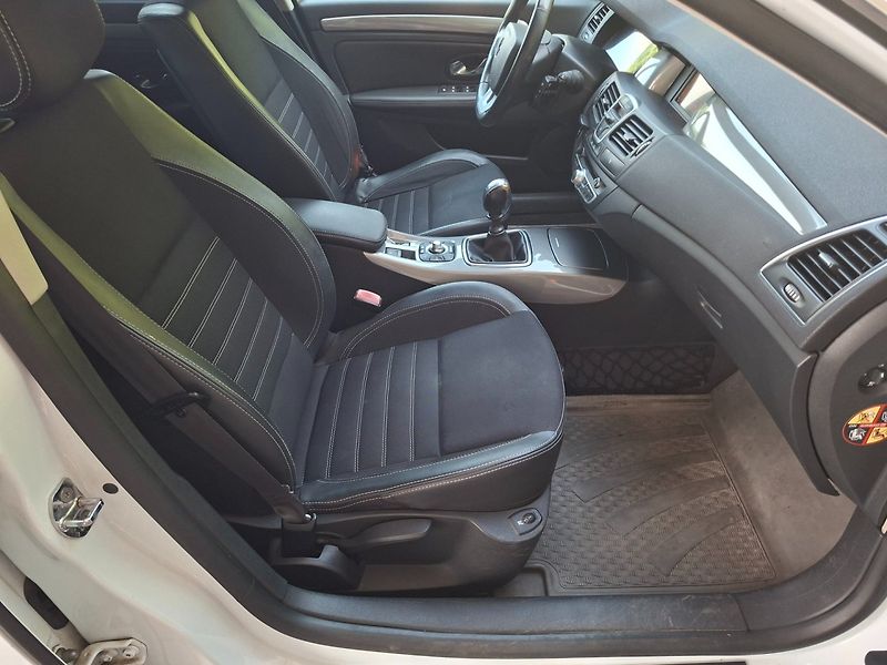 Renault Laguna (2013) 2.0dCi 110kW BLACK EDITION - fotka 23 z 38