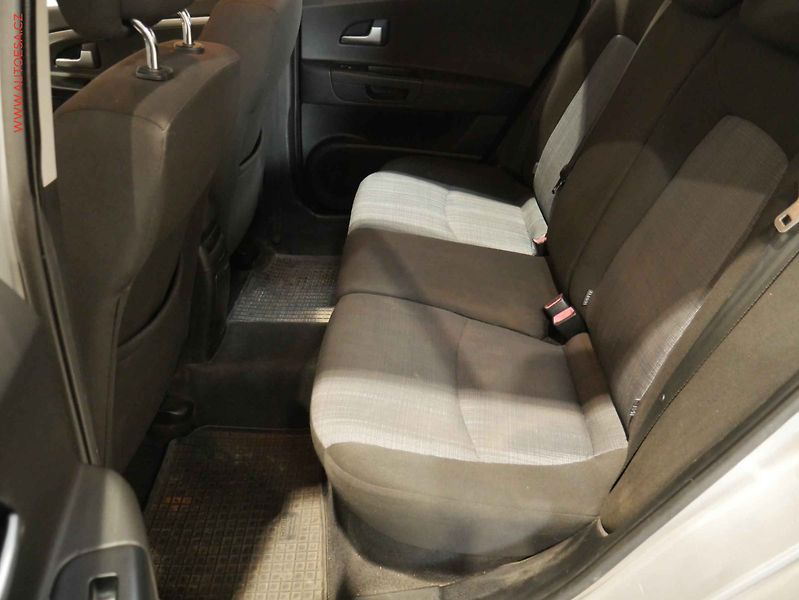 Kia Ceed (2010) 1.6 CRDI, 2.maj,ČR, AC, temp. - fotka 10 z 18
