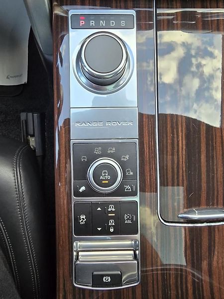 Land Rover Range Rover VOGUE 4,4 V8 250kW 4x4 TAŽNÉ - fotka 17 z 61