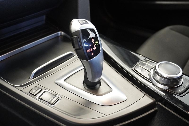 BMW Řada 3 320i 135kW AUTOMAT - fotka 14 z 27