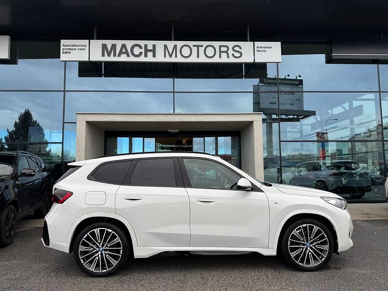 BMW iX1 xDrive 30 - fotka 4 z 22