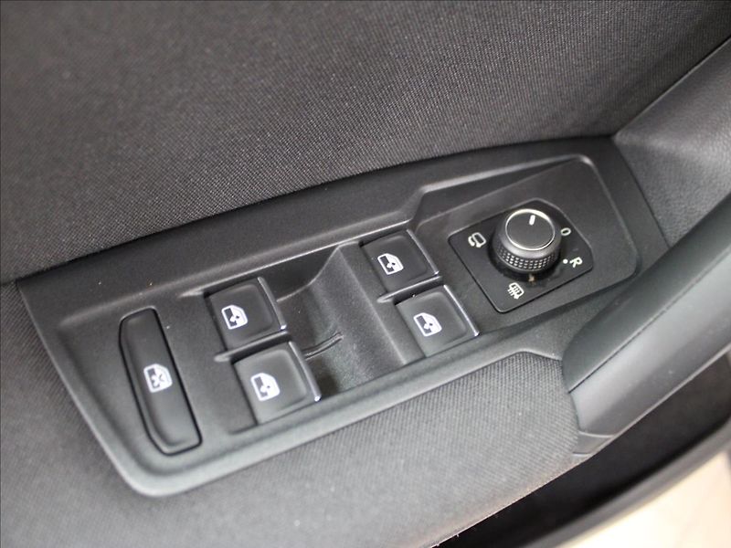 Volkswagen Tiguan 2,0 TSi 140 KW, LED, DSG, 4 Mo - fotka 16 z 30