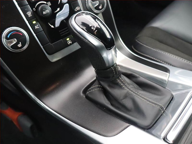 Volvo V60 (2018) R-Design D4 2.0, Automat, Kůže - fotka 12 z 19