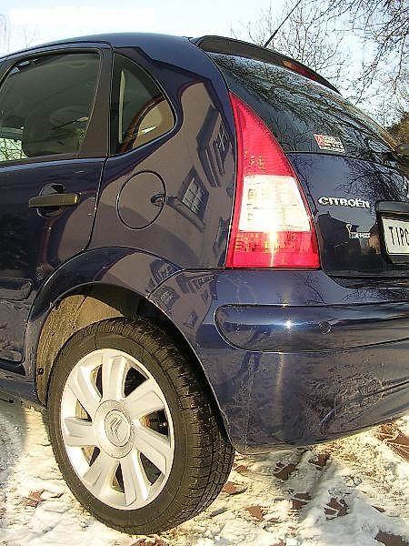 Motor ukrývající se za přední maskou má síly víc než dost.