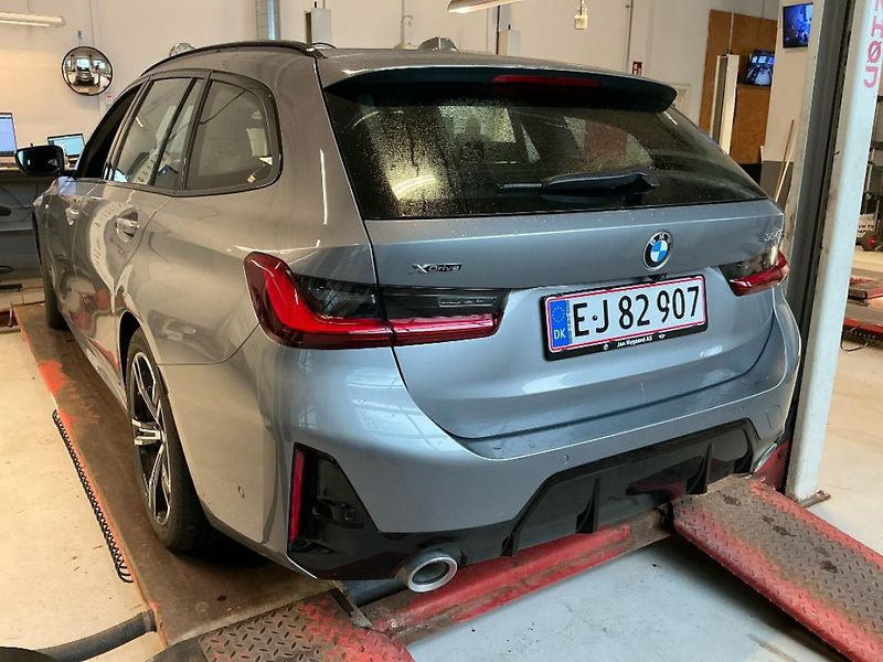 BMW Řada 3 330i xDrive Touring - fotka 7 z 17