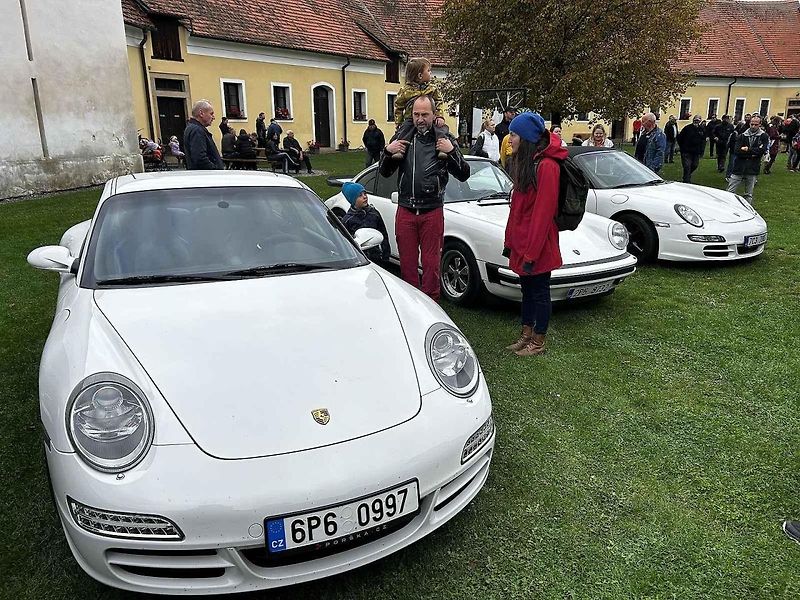 Sraz vozů Porsche ve Švihově na hradě.
