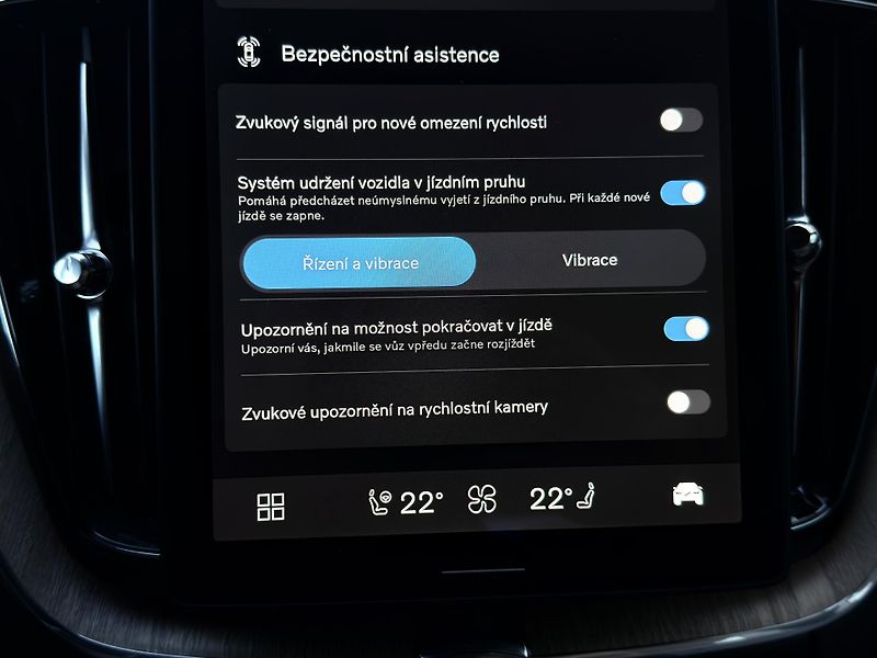 Volvo XC60 B5 AWD PLUS DARK // REZERVACE  - fotka 33 z 47