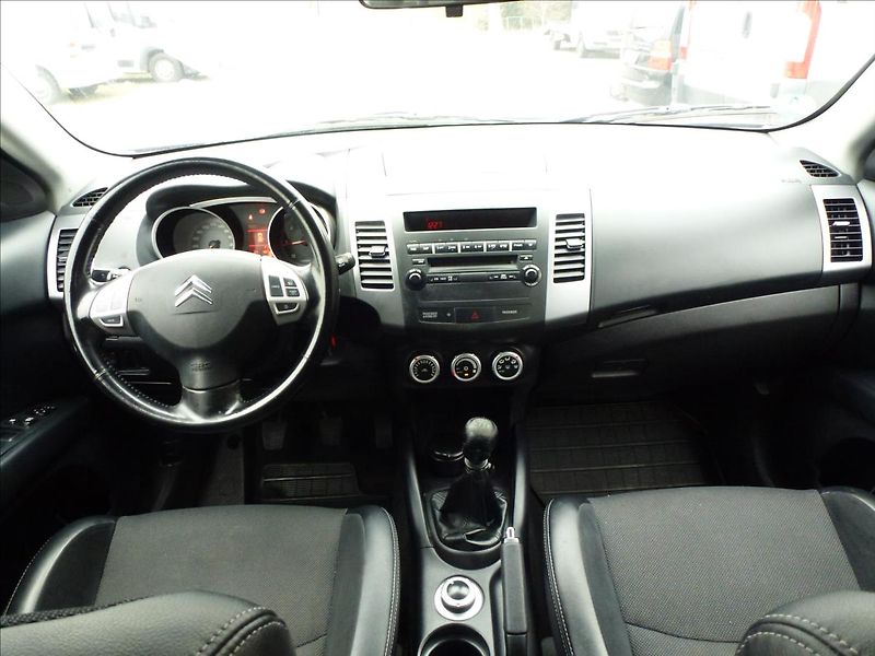 Citroën C-Crosser 2,2 HDi SX 7míst 4x4 - fotka 32 z 53