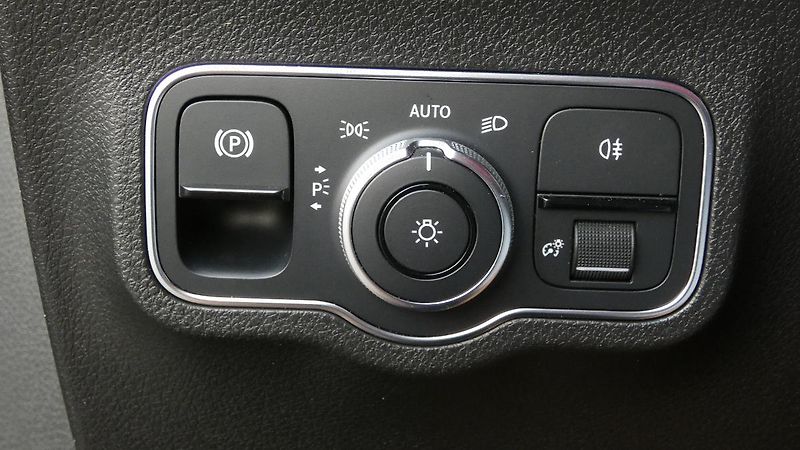 Mercedes-Benz GLB 200d 4MATIC - fotka 10 z 24