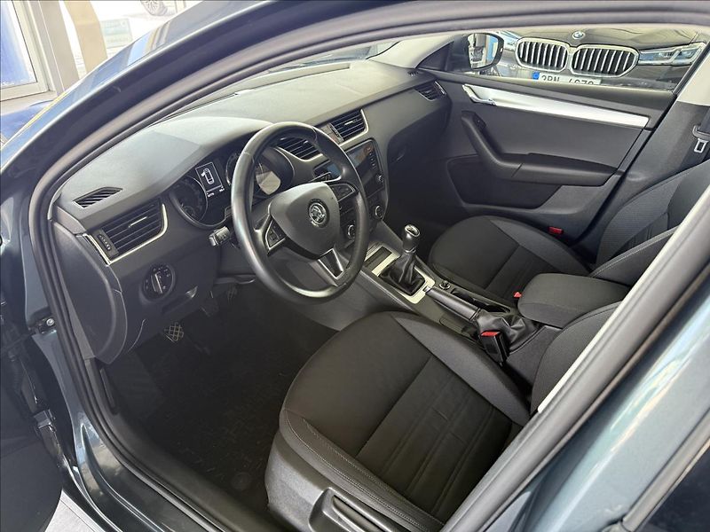 Škoda Octavia 1,6   1.MAJ,SERVISKA,DPH,ČR - fotka 7 z 26