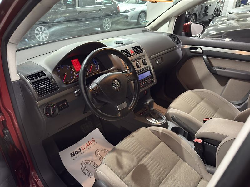 Volkswagen Touran 2,0   TDI DSG 103KW HIGHLINE - fotka 8 z 34
