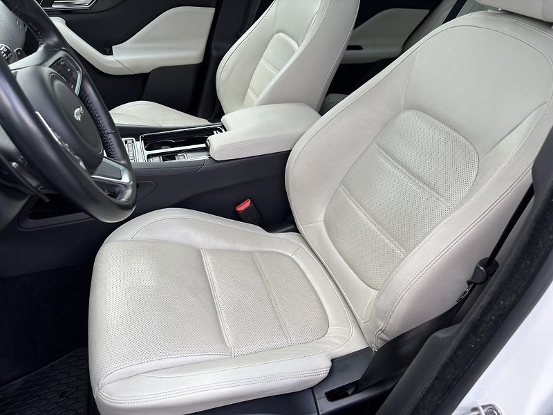 Jaguar F-Pace (2017) 2.0 AWD, 132kW,1.majitel, DPH - fotka 10 z 24
