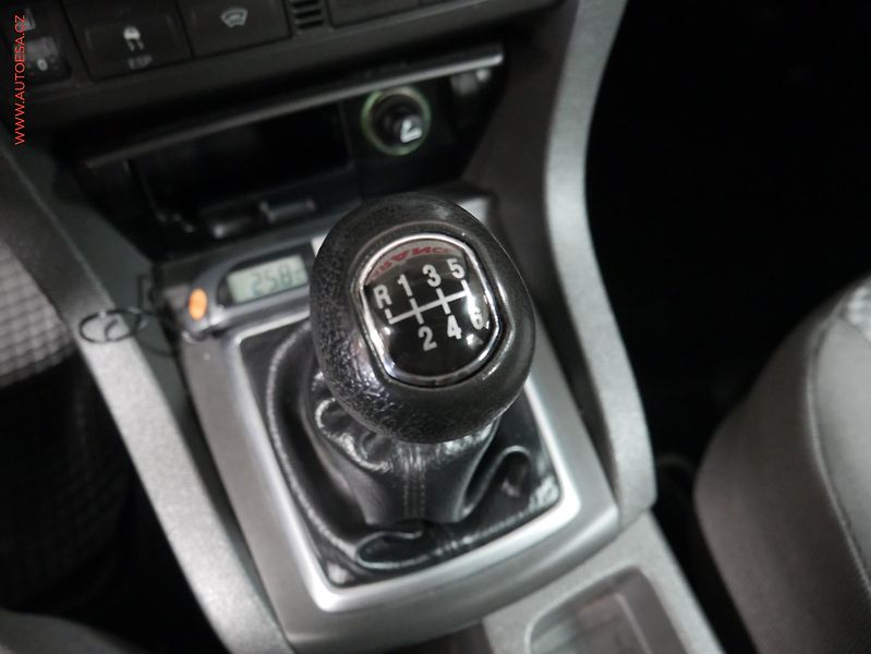 Ford Focus (2006) 2.0 TDCi, AC, výhřev sed - fotka 17 z 17