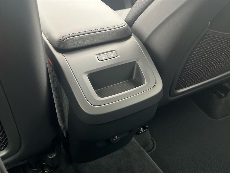 Volvo XC60 2,0 184 kW 8AT FWD CORE  B5 - fotka 21 z 26