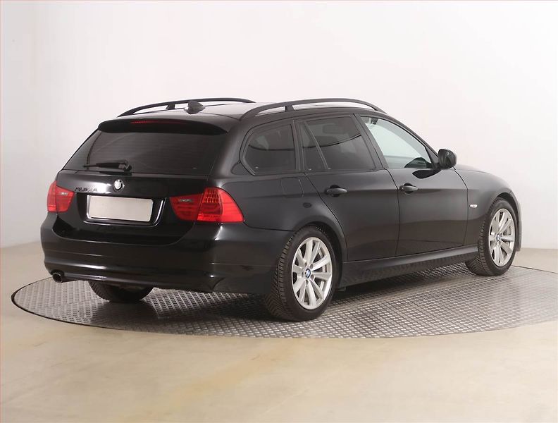 BMW Řada 3 (2009) 320 i, Navi, Xenony, Tempomat - fotka 5 z 19
