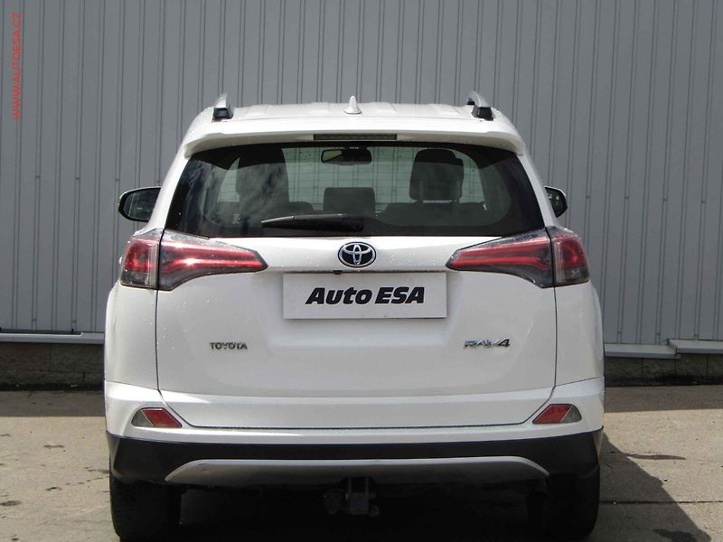 Toyota RAV4 (2016) 2.0 D-4D, TZ, navi, kamera - fotka 5 z 20