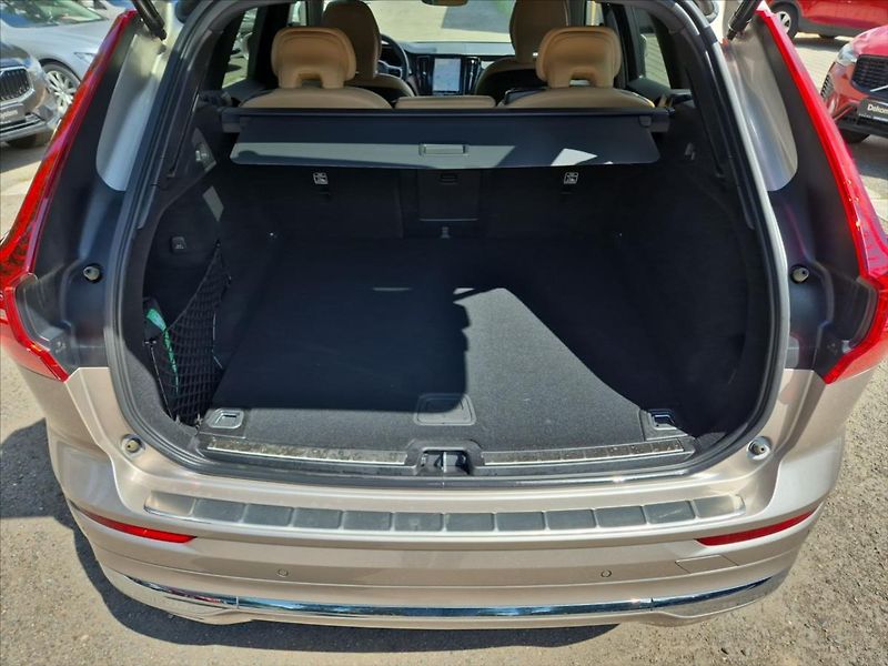 Volvo XC60 2,0 B4 AWD diesel Plus Bright - fotka 11 z 19