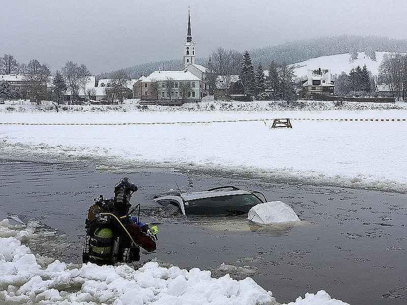 Hasiči vyprošťovali osobní automobil Toyota RAV4 rakouského řidiče, který se ve středu 13. ledna probořil ledem do Lipna při jízdě po zamrzlé hladině vodní nádrže mezi Frymburkem a Frýdavou.