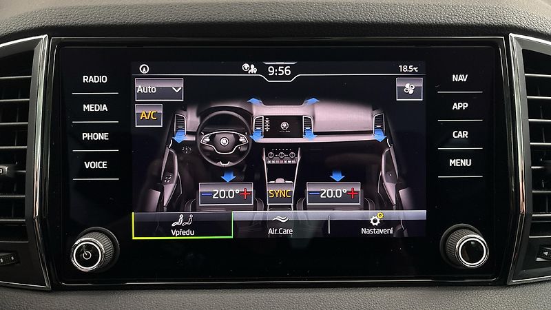 Škoda Karoq 1.5 TSI Ambition - fotka 24 z 25
